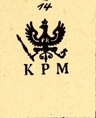 Der gekrönte Adler breitet die Flügel aus, trägt die Buchstaben FR auf der Brust und hält schräg ein Zepter; unter ihm stehen die Buchstaben KPM. Chaffers 1886 beschreibt die Marke in Braun, neben einem blauen Zepter unter der Glasur.