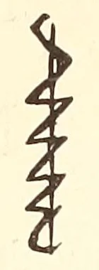 Eine einzelne Schlange windet sich eng um einen senkrechten Stab, in Unterglasurblau auf dem Boden. Chaffers 1886 sieht darin eher einen Äskulapstab, als Anspielung auf Böttgers ersten Beruf; Jaennicke 1879 vermutet beim „Schlangenstab“ dasselbe. Berling 1900 hält Äskulap für unwahrscheinlich, spricht vom sogenannten Merkurstab und lässt offen, ob die zweite Schlange aus Unkenntnis fehlt.